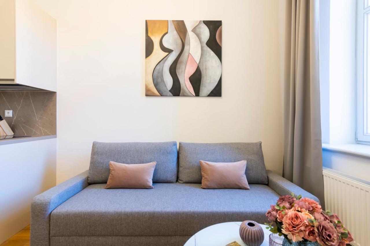 Hidden Art Boutique Residence By Dwellfort Praha Bagian luar foto