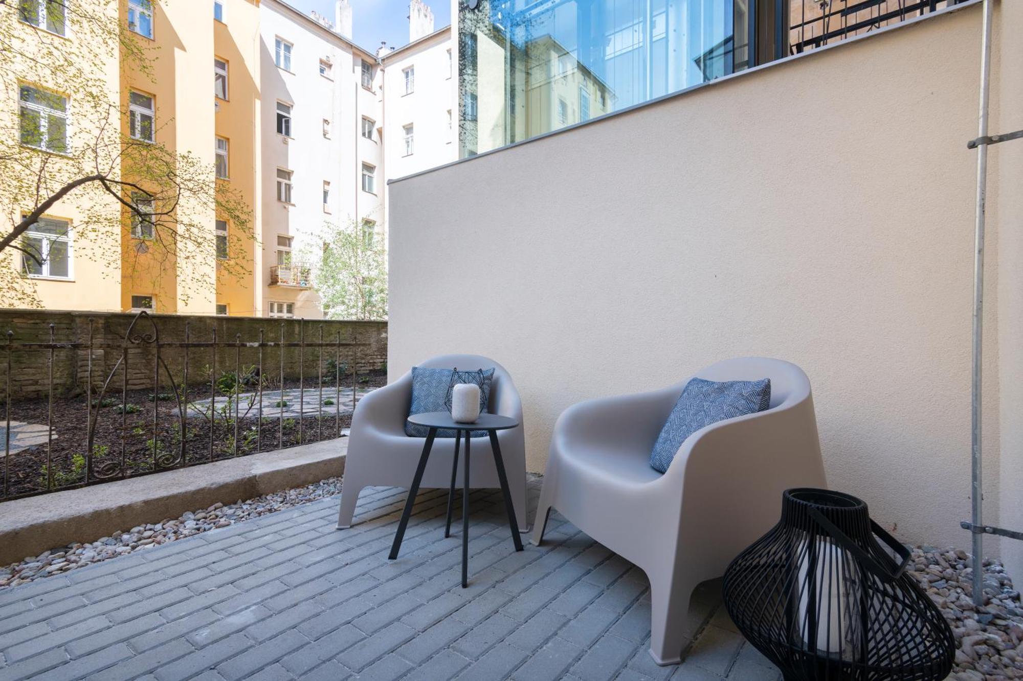 Hidden Art Boutique Residence By Dwellfort Praha Bagian luar foto