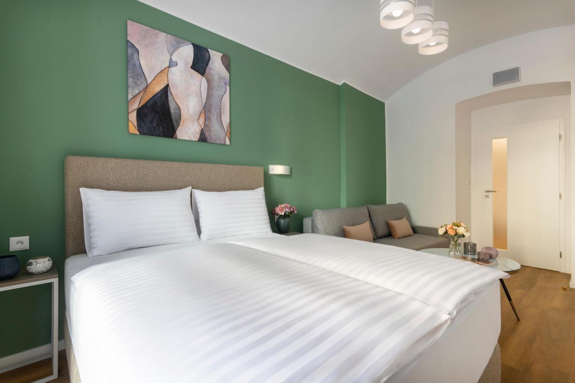 Hidden Art Boutique Residence By Dwellfort Praha Bagian luar foto