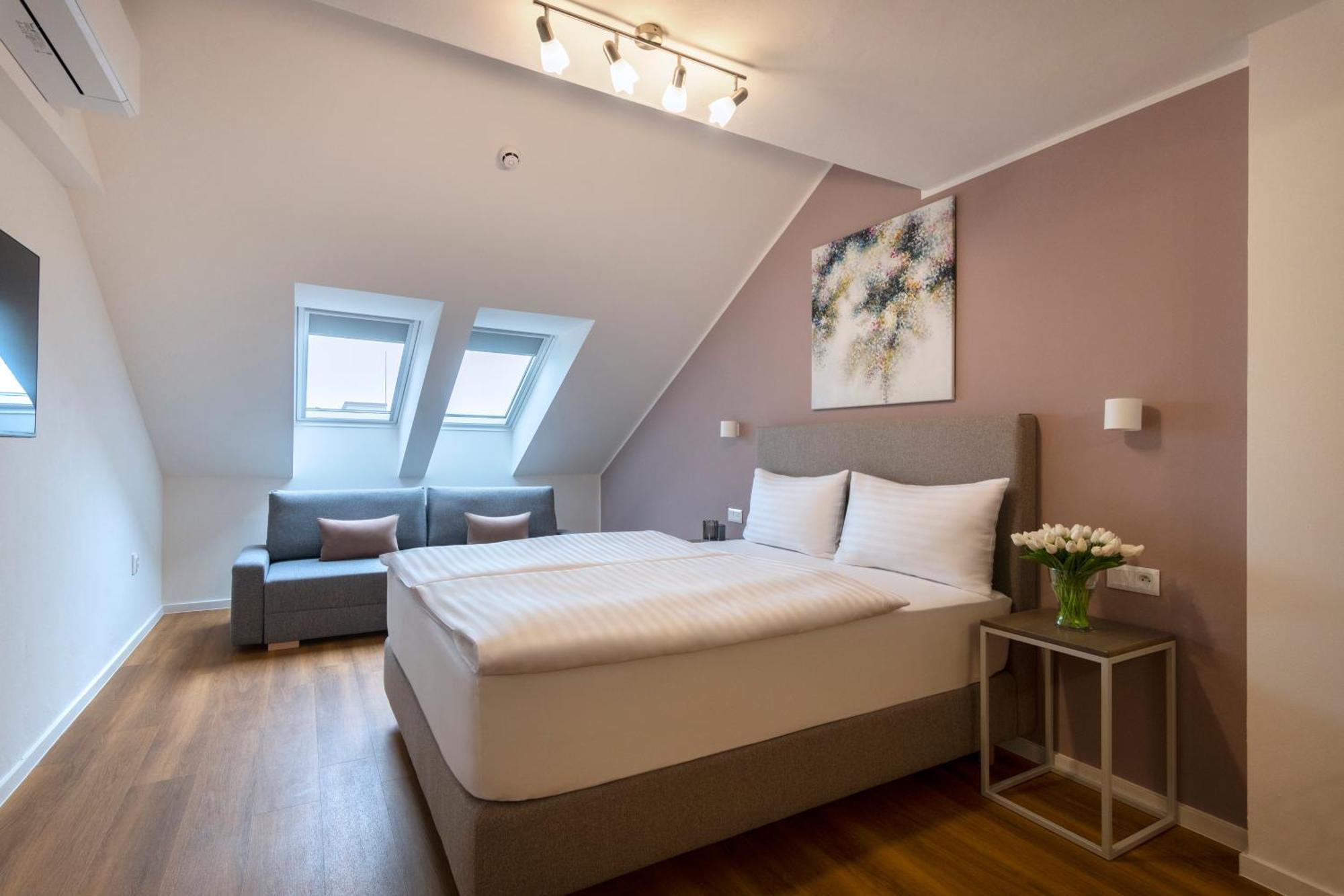 Hidden Art Boutique Residence By Dwellfort Praha Bagian luar foto